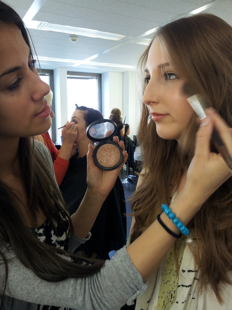 Die Schüler der Famous Face Academy schminken mit den neusten Sommerfarben 2012